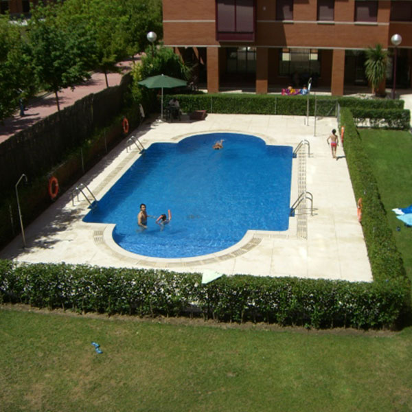 Piscina jardín torre Suanzes